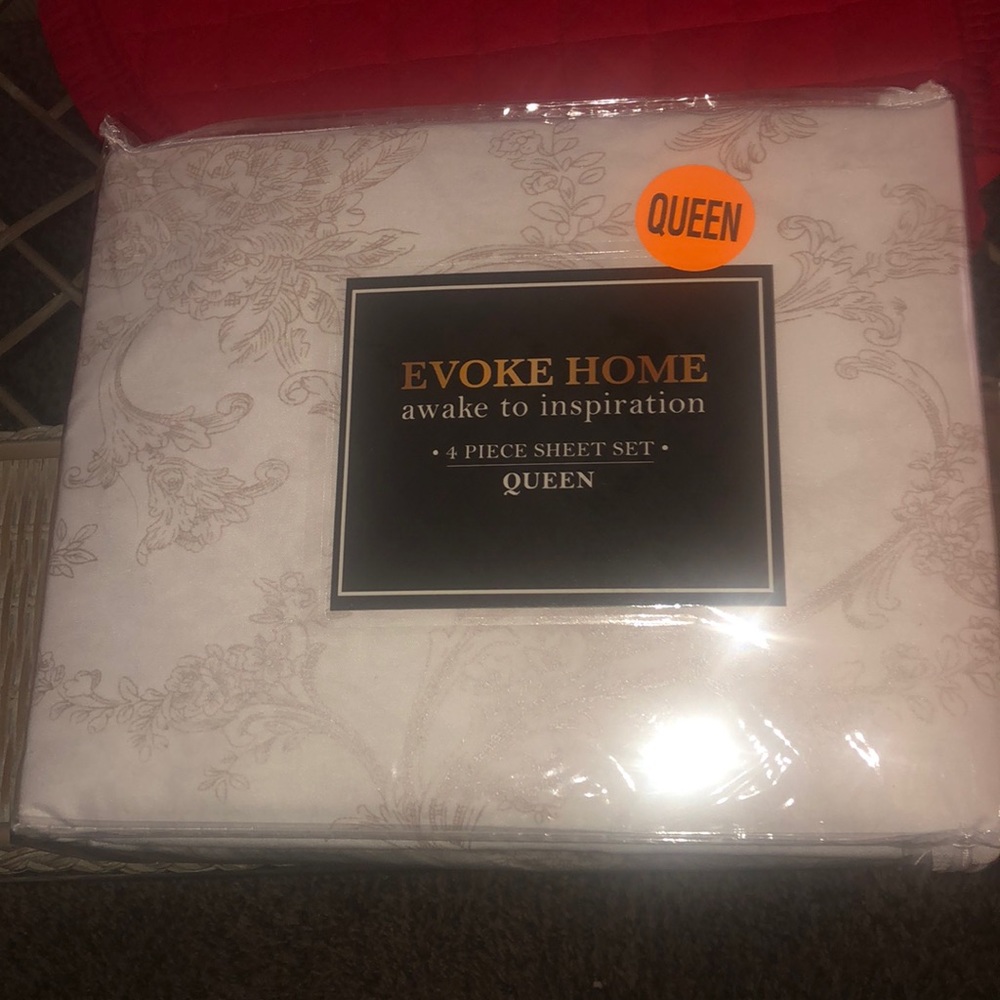 NWT Queen 4 pc sheet set.
